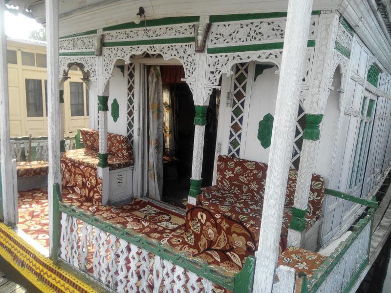 Отель New Bul Bul Group Of Houseboats Srinagar Durgjan Экстерьер фото