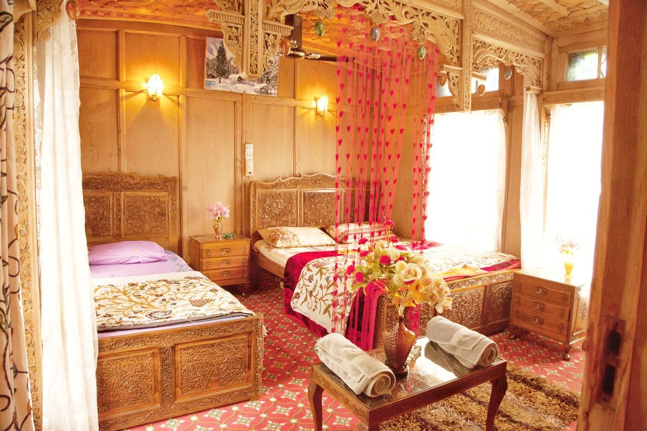 Отель New Bul Bul Group Of Houseboats Srinagar Durgjan Экстерьер фото