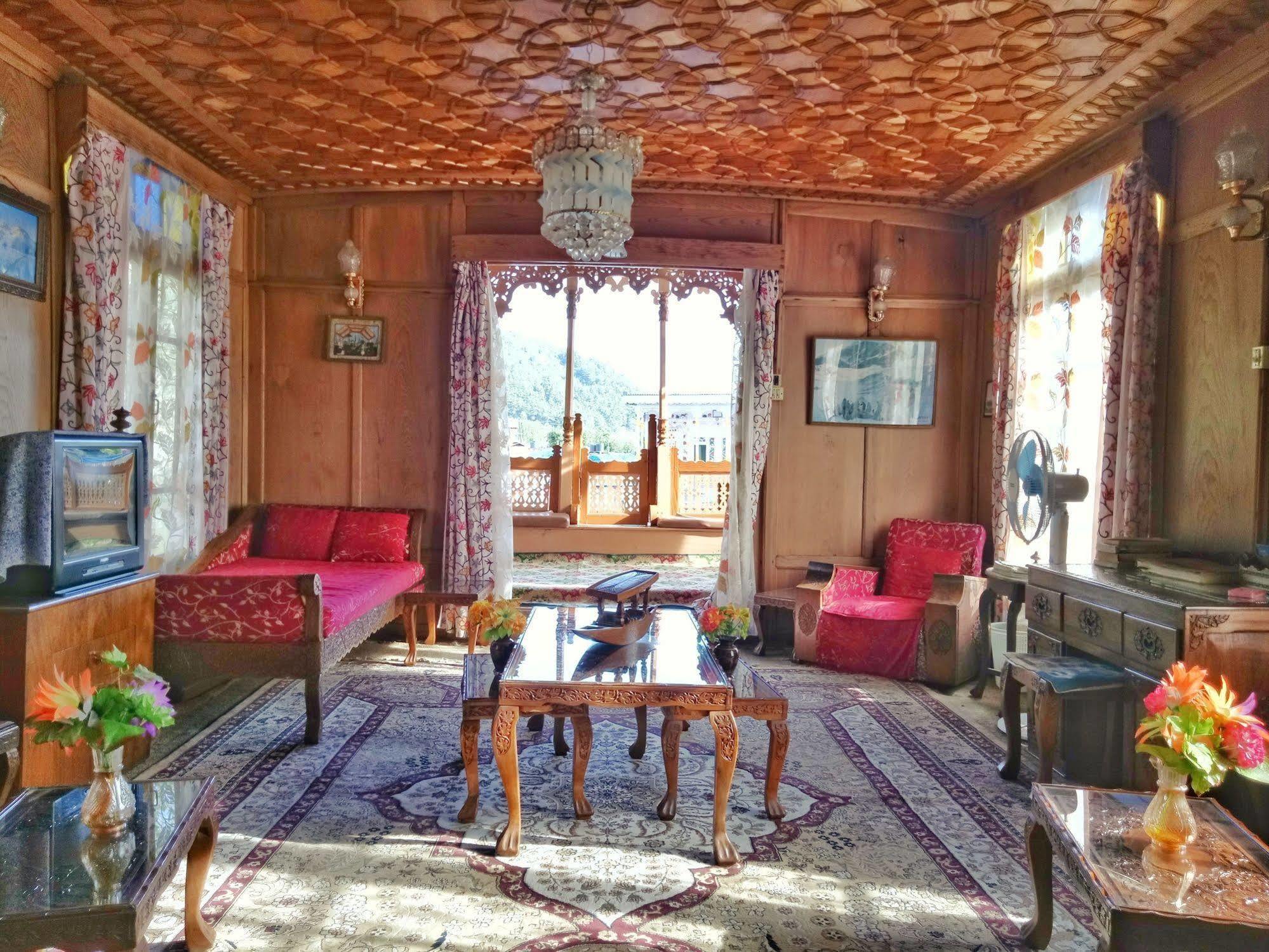 Отель New Bul Bul Group Of Houseboats Srinagar Durgjan Экстерьер фото