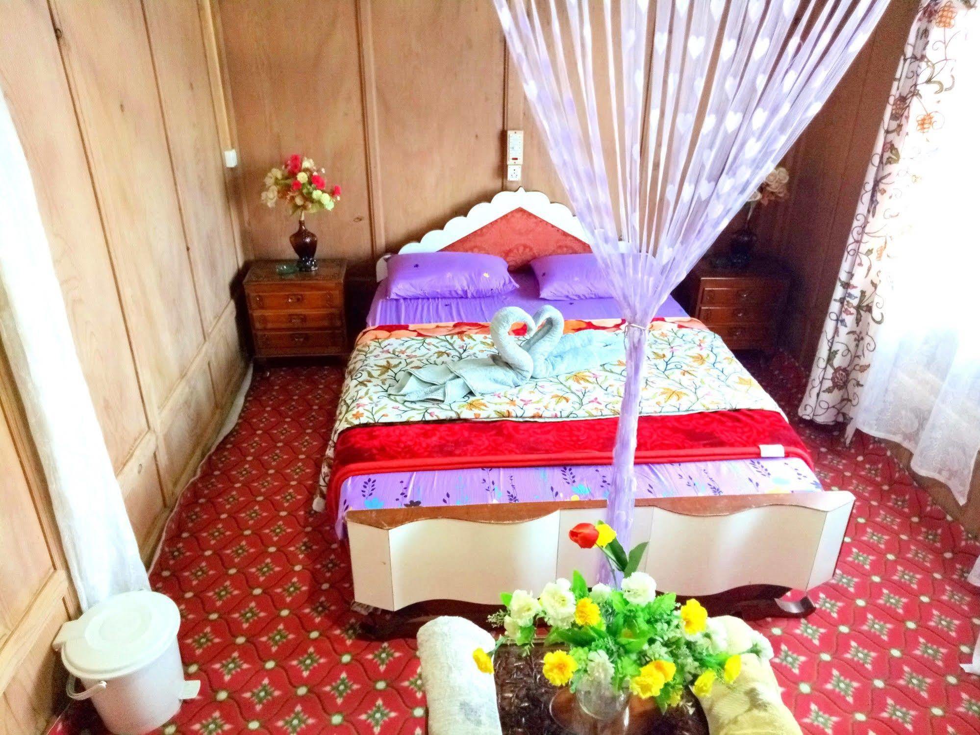Отель New Bul Bul Group Of Houseboats Srinagar Durgjan Экстерьер фото