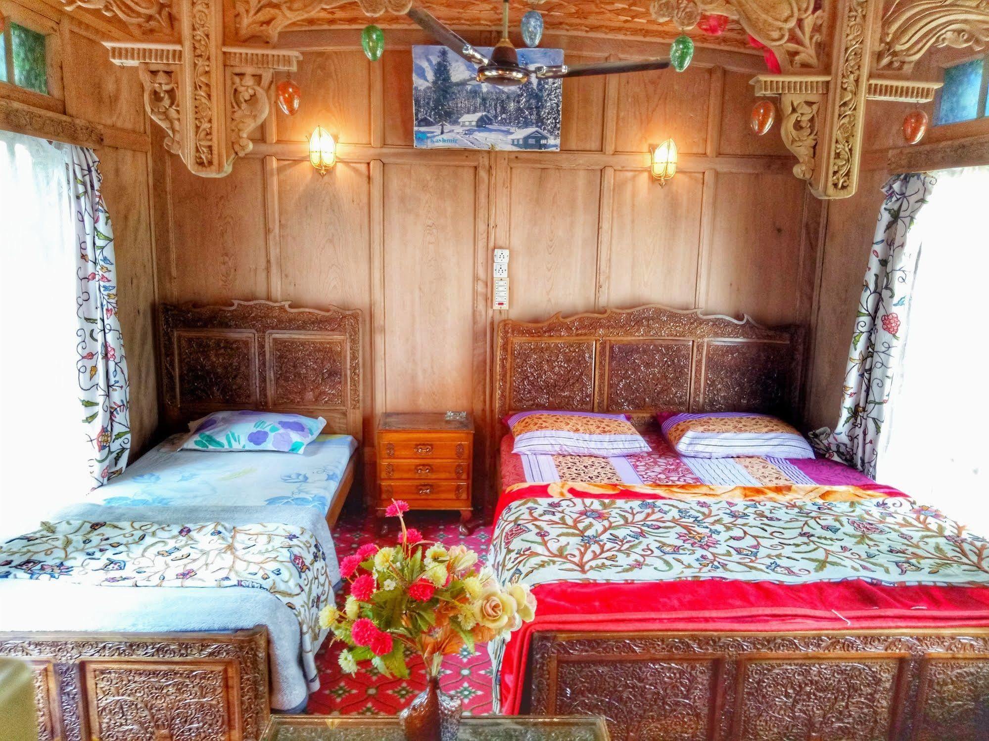 Отель New Bul Bul Group Of Houseboats Srinagar Durgjan Экстерьер фото