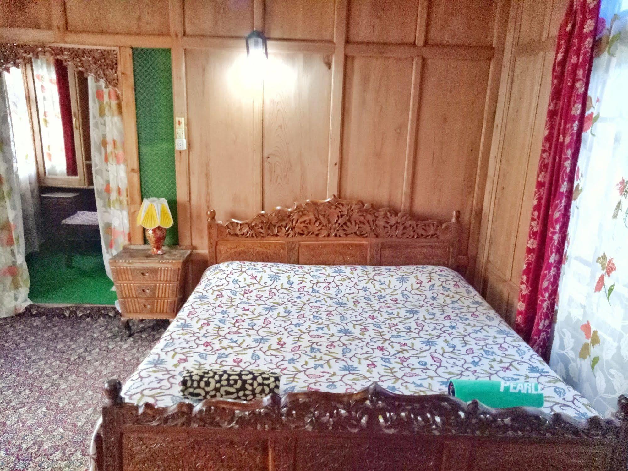 Отель New Bul Bul Group Of Houseboats Srinagar Durgjan Экстерьер фото