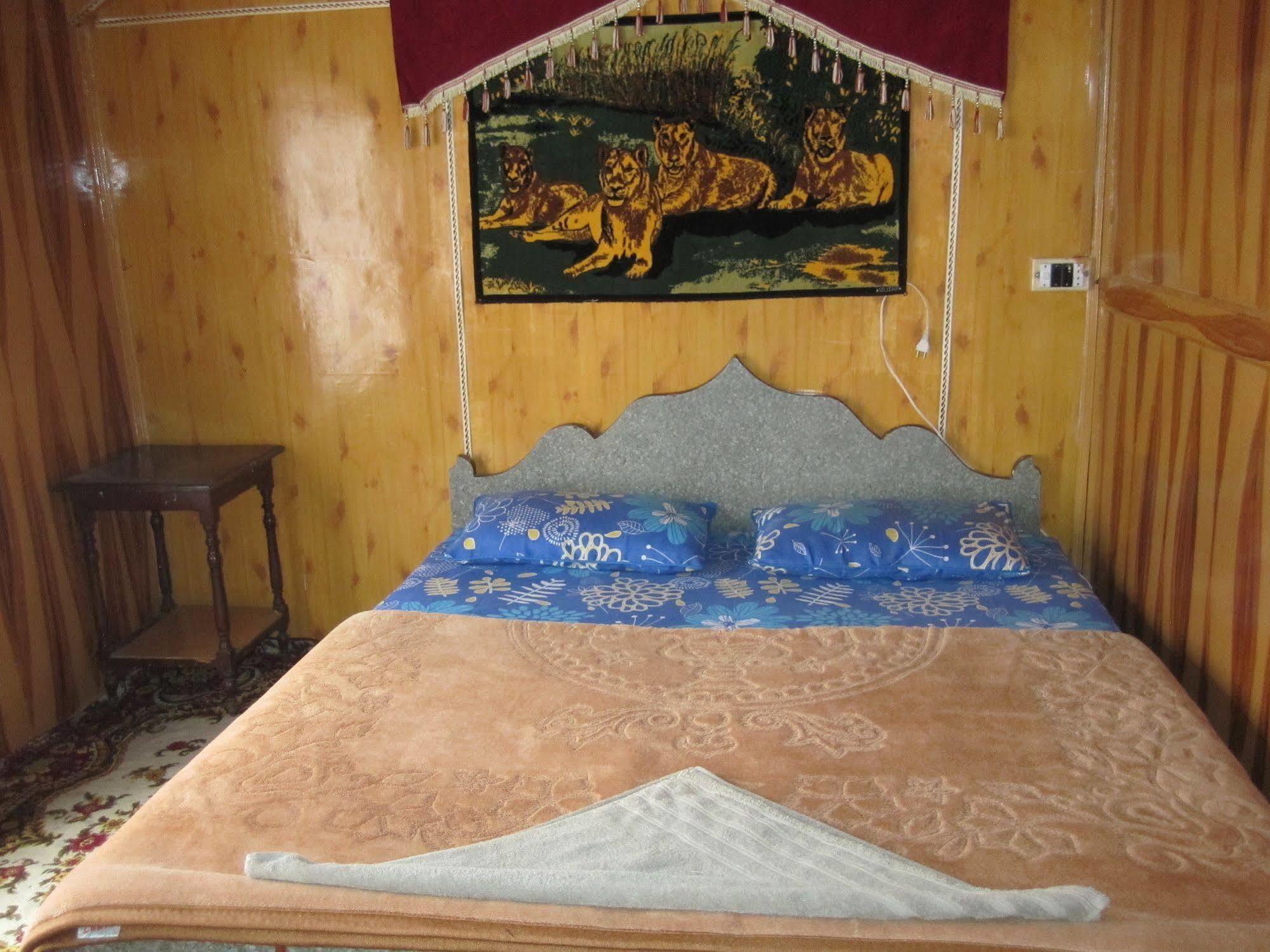 Отель New Bul Bul Group Of Houseboats Srinagar Durgjan Экстерьер фото