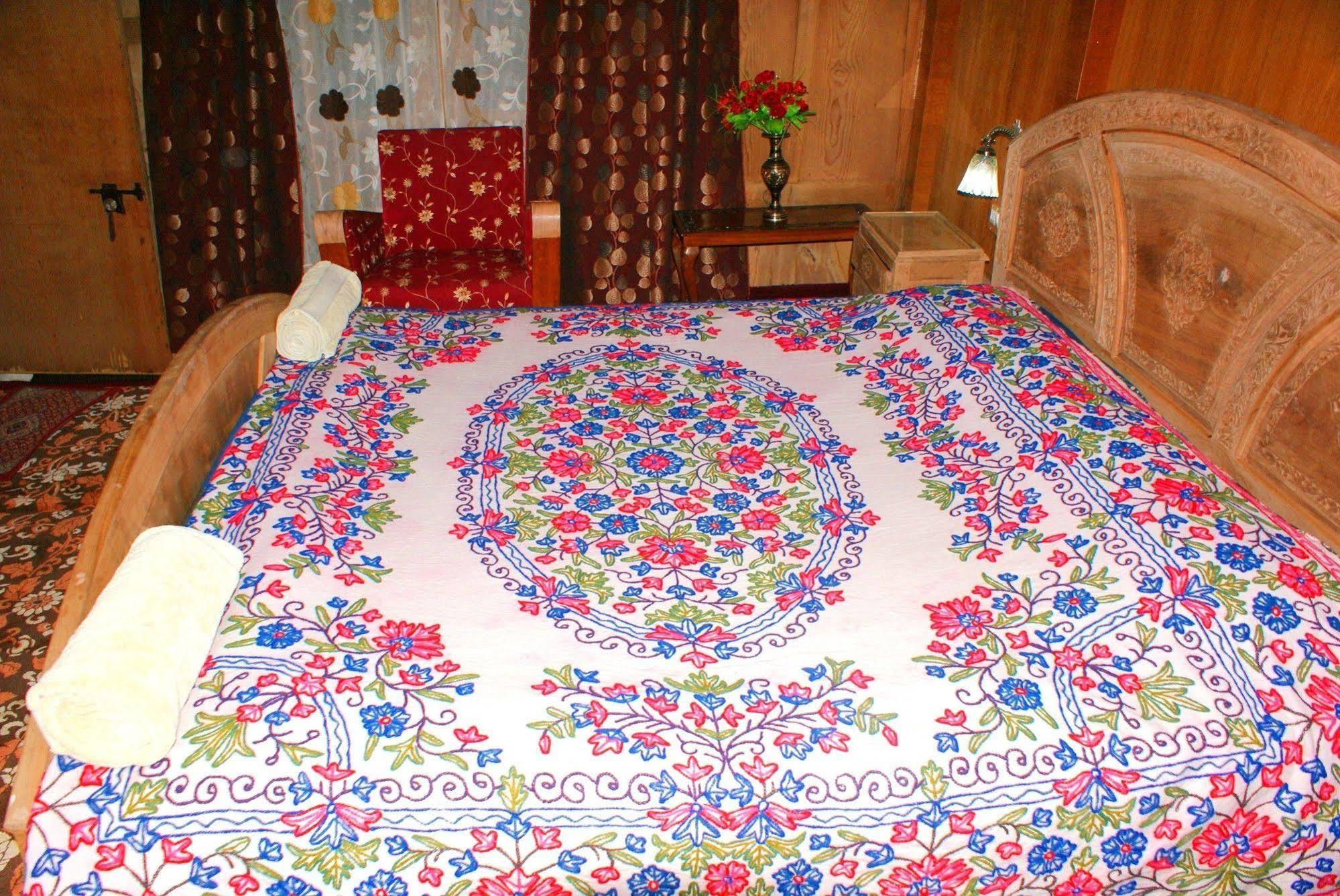 Отель New Bul Bul Group Of Houseboats Srinagar Durgjan Экстерьер фото