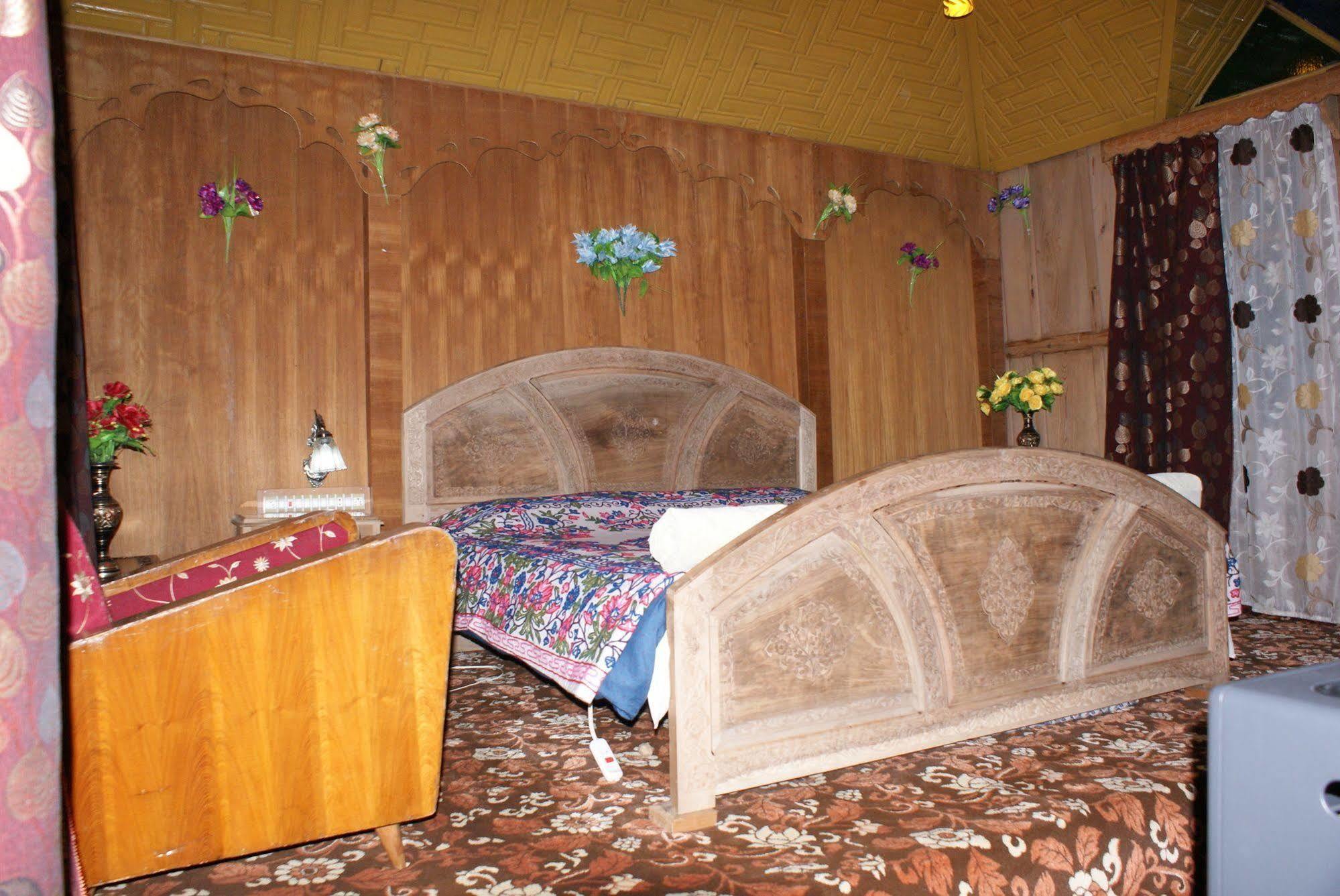 Отель New Bul Bul Group Of Houseboats Srinagar Durgjan Экстерьер фото