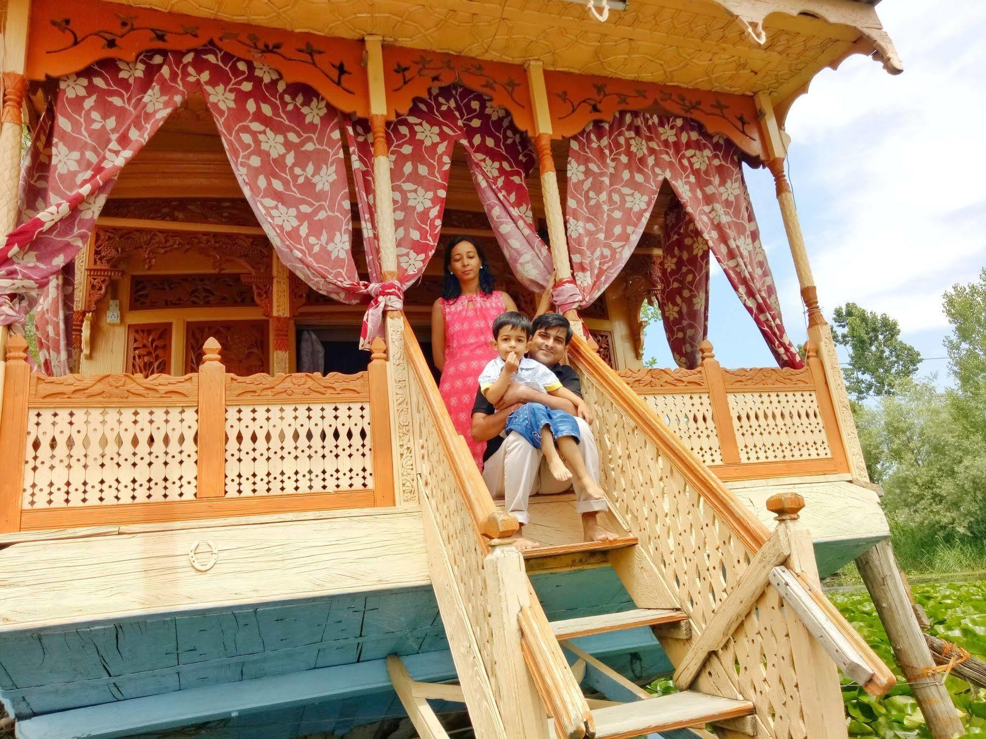 Отель New Bul Bul Group Of Houseboats Srinagar Durgjan Экстерьер фото