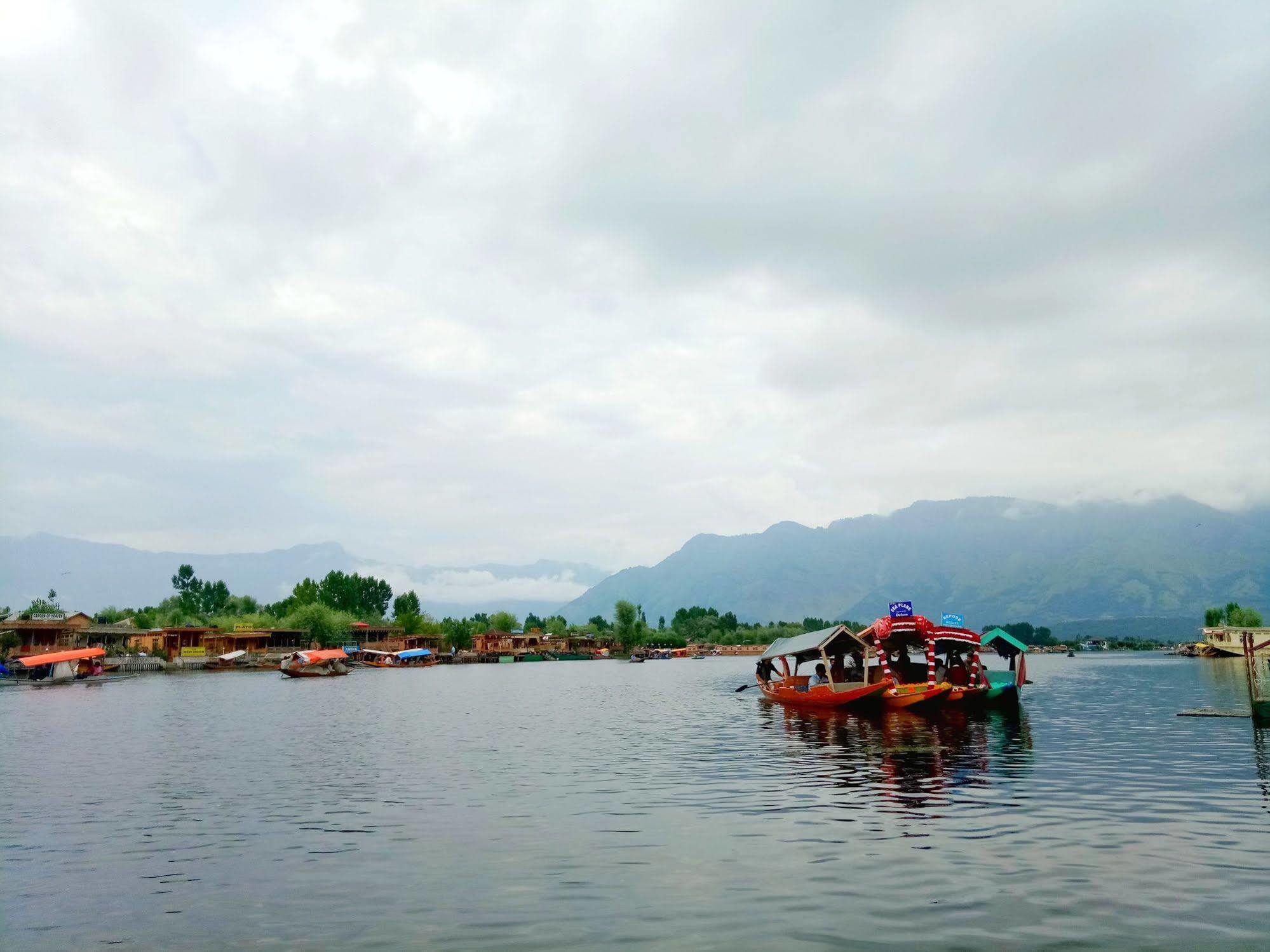 Отель New Bul Bul Group Of Houseboats Srinagar Durgjan Экстерьер фото